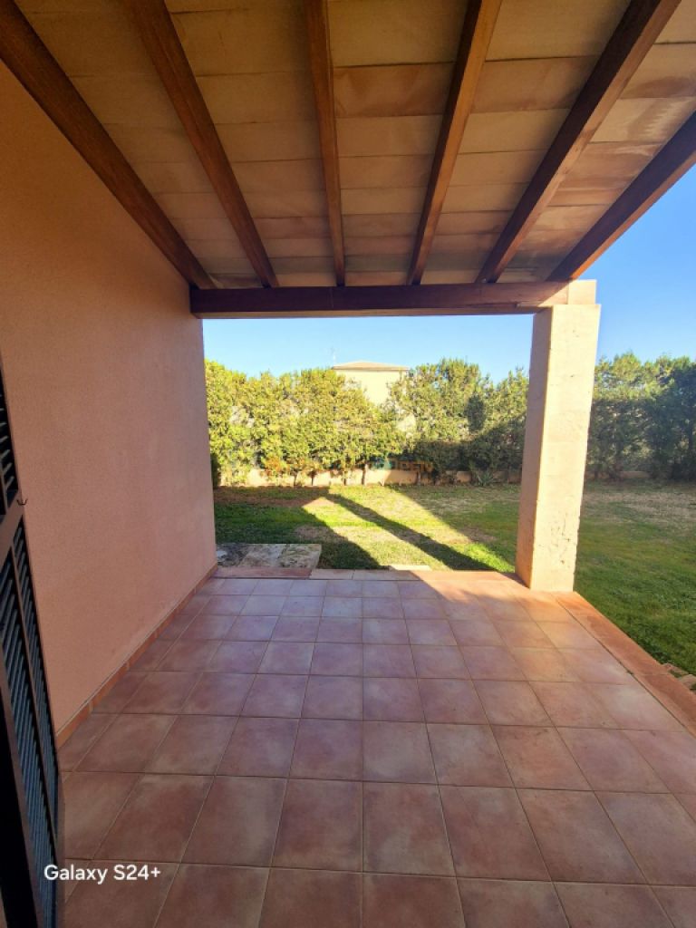 Reihenhaus-Chalet im Wohngebiet von Cala Mandia