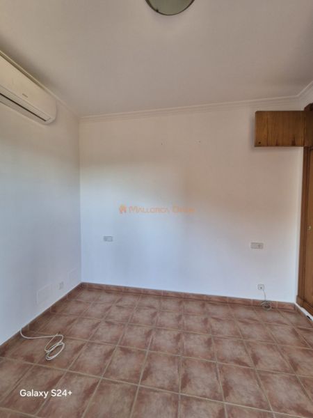 Reihenhaus-Chalet im Wohngebiet von Cala Mandia