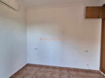 Reihenhaus-Chalet im Wohngebiet von Cala Mandia