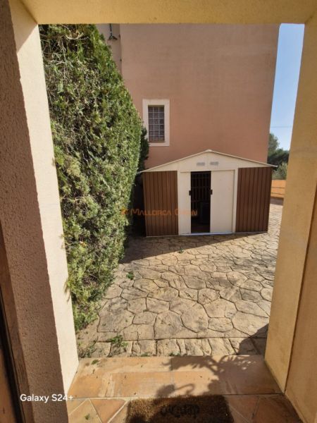Reihenhaus-Chalet im Wohngebiet von Cala Mandia