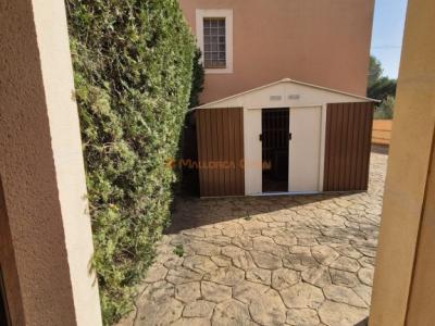 Reihenhaus-Chalet im Wohngebiet von Cala Mandia