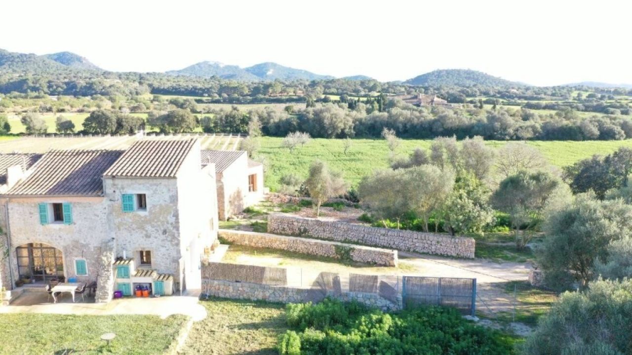 Finca restaurada de 2 plantas - típicamente mallorquina - con pequeño terreno cerca de Felanitx --- F 165 VK