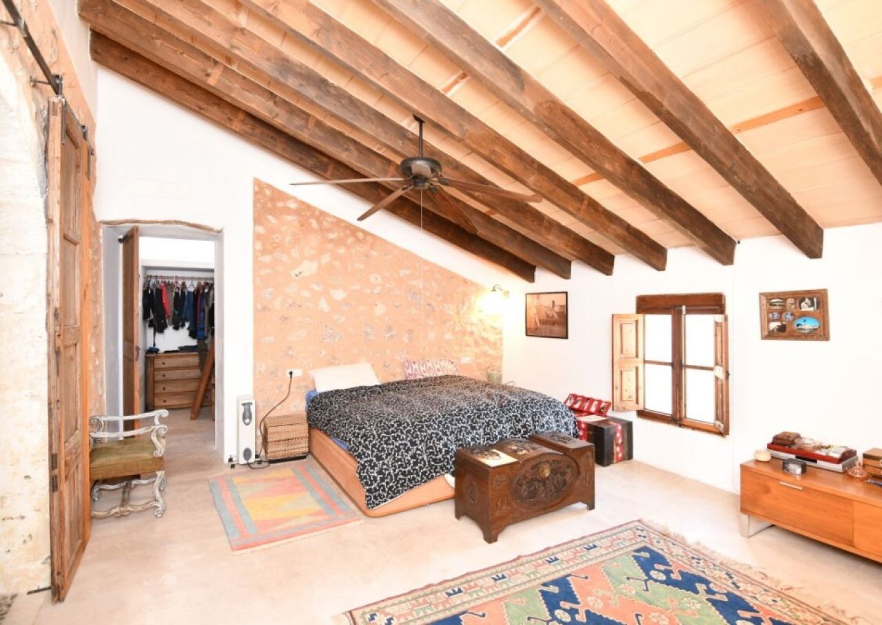 Finca restaurada de 2 plantas - típicamente mallorquina - con pequeño terreno cerca de Felanitx --- F 165 VK