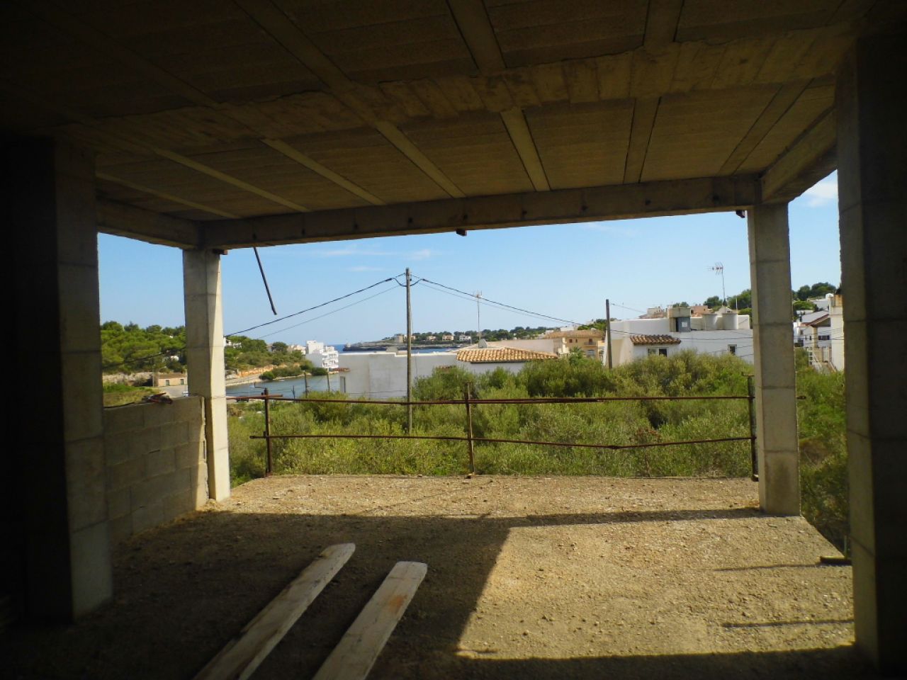 Rohbauchalet zur Vollendung mit Projekt und Teilmeerblick in Porto Petro-- CH 03