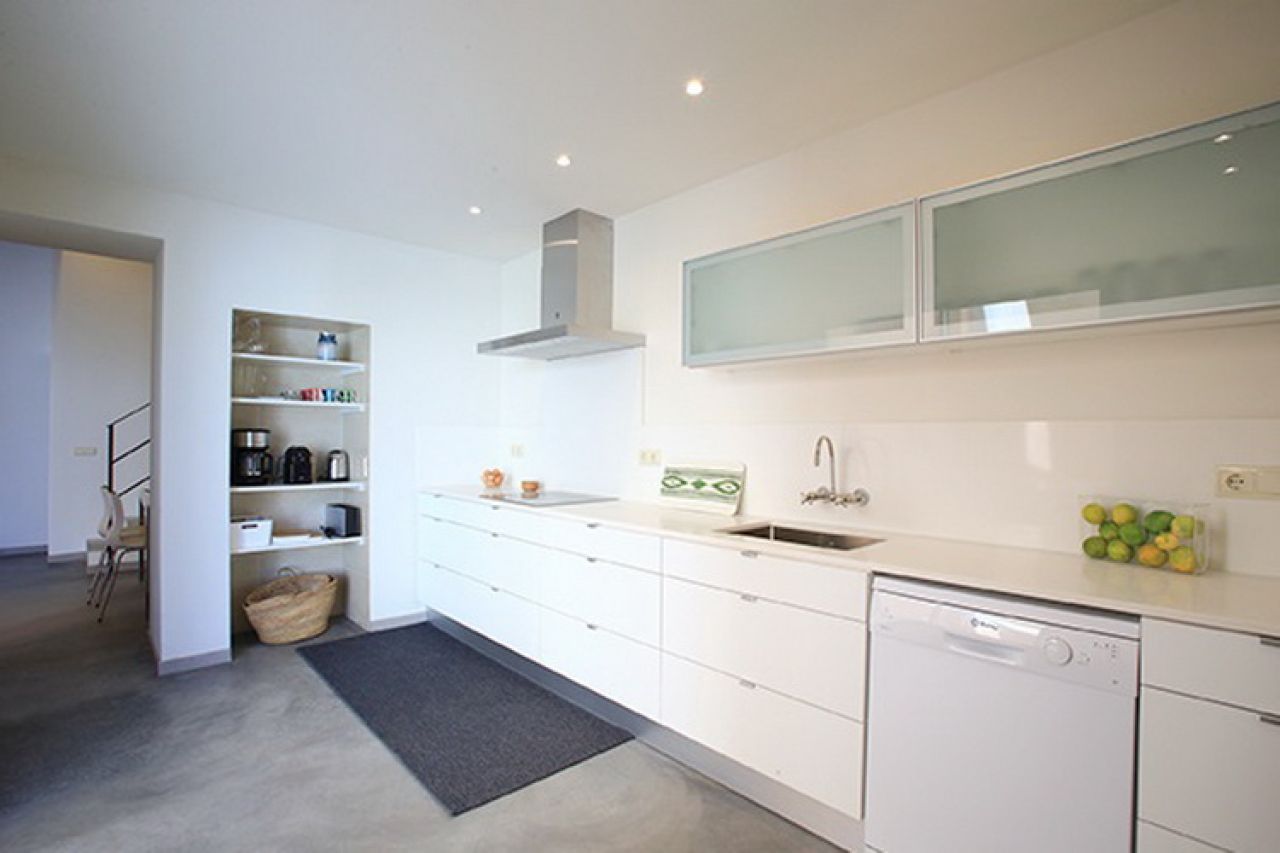 SAISON 25 / 26: Saniertes, modernes Dorfhaus mit Innenhof in San Llorenc -- DH 08 WT