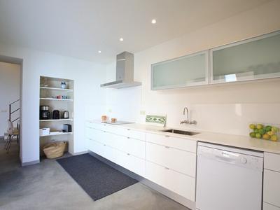 SAISON 25 / 26: Saniertes, modernes Dorfhaus mit Innenhof in San Llorenc -- DH 08 WT