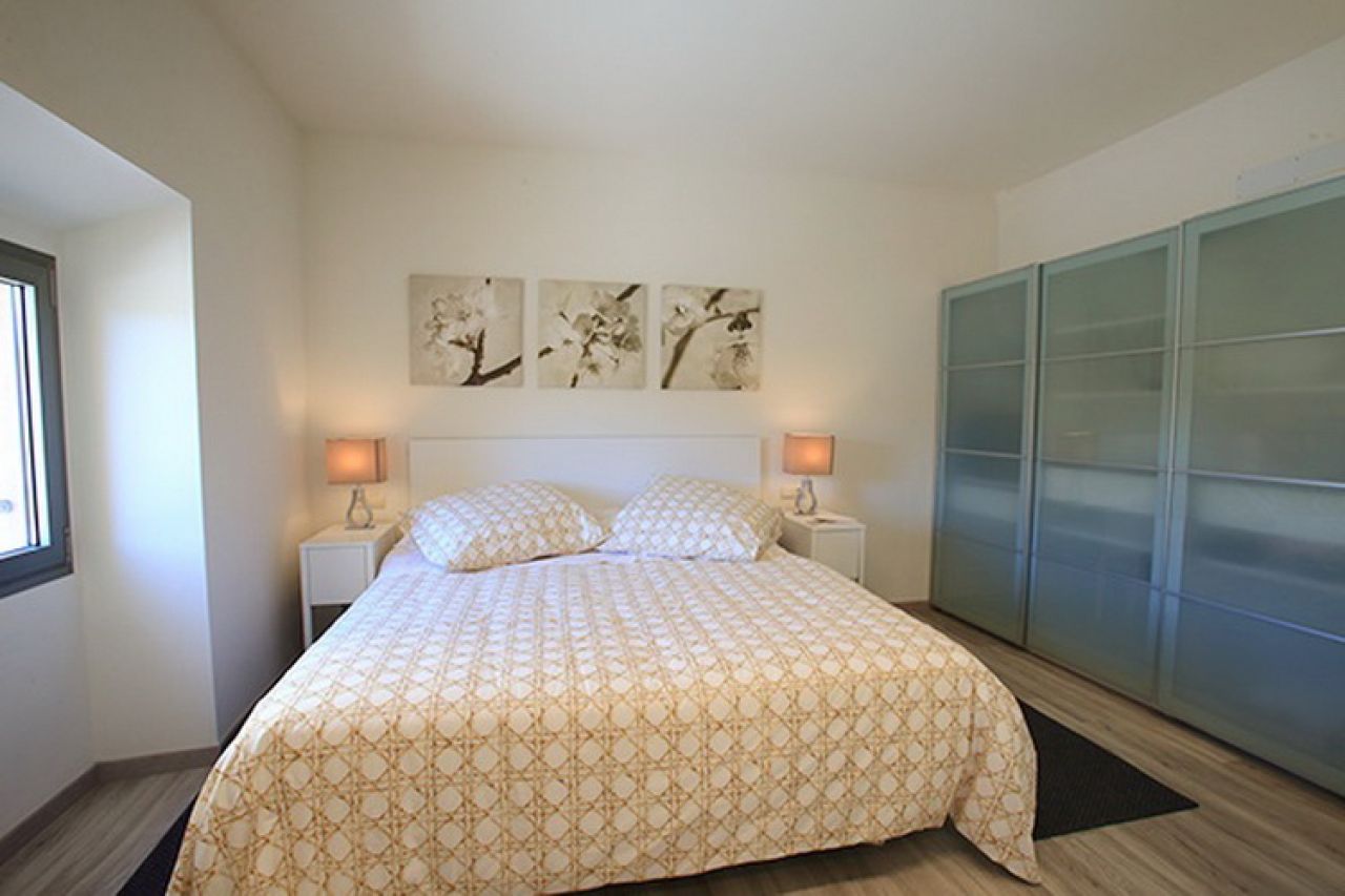 SAISON 25 / 26: Saniertes, modernes Dorfhaus mit Innenhof in San Llorenc -- DH 08 WT