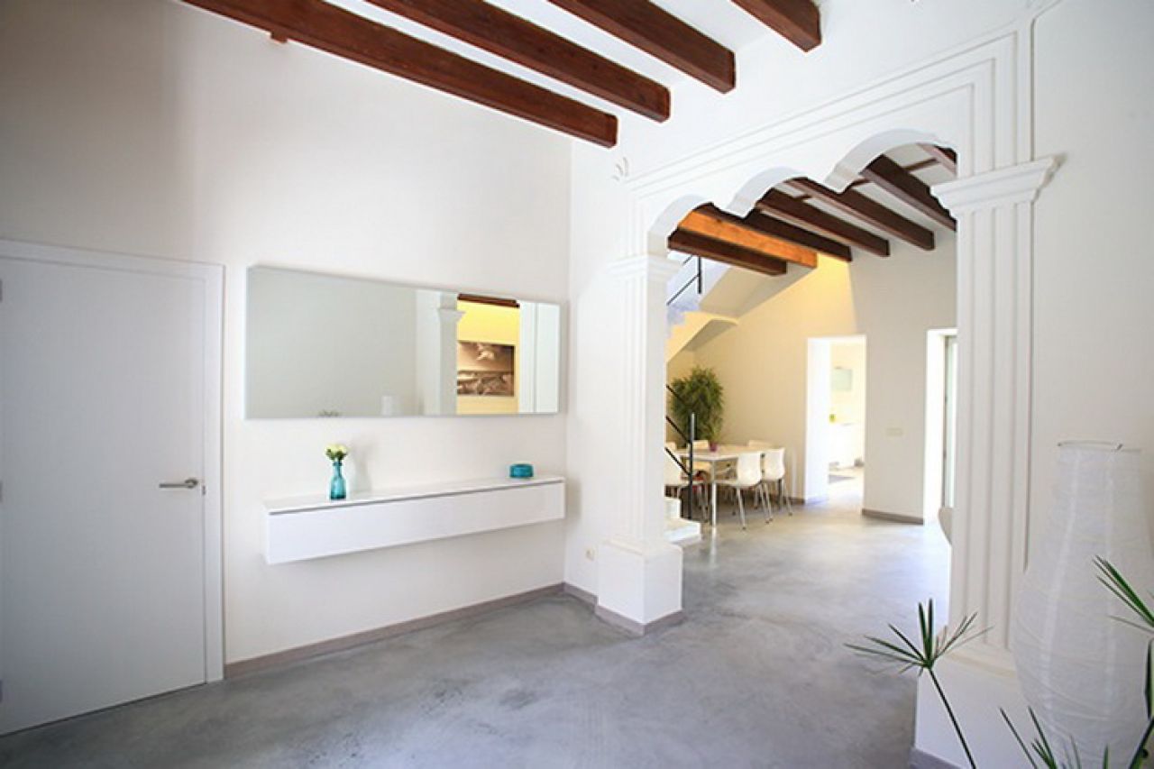 SAISON 25 / 26: Saniertes, modernes Dorfhaus mit Innenhof in San Llorenc -- DH 08 WT