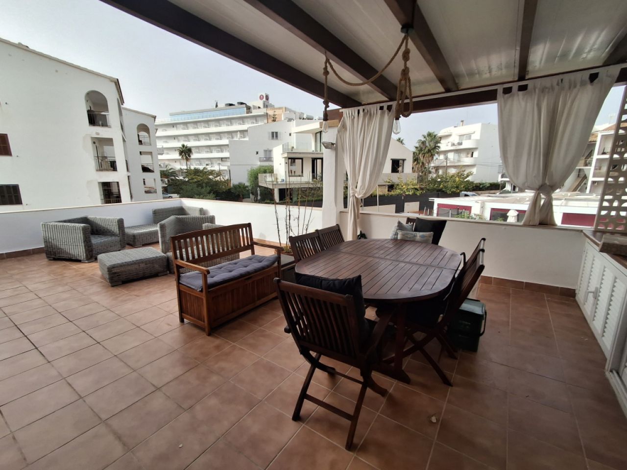 SAISON 26/27: Grosses Apartment mit Gemeinschaftspool in 1. Linie der Küste v Portocolom -- AP 403aT