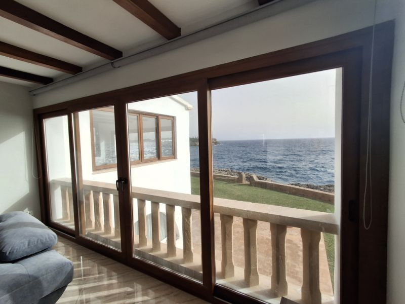 SAISON 26/27: Grosses Apartment mit Gemeinschaftspool in 1. Linie der Küste v Portocolom -- AP 403aT