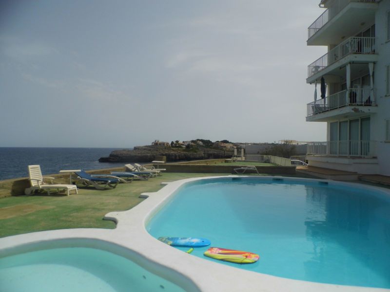 SEASON from SEPT 26 : Ground floor apartment with fireplace, pool and sea view in Porto Colom -- AP 