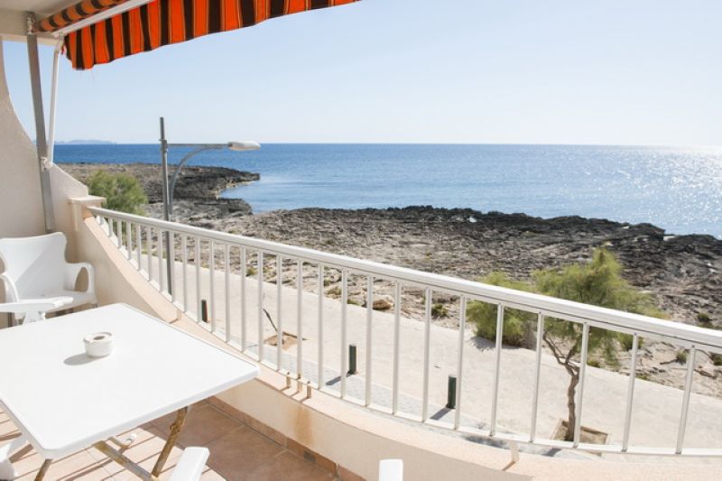 SEASON: Apartment in 1. Line of the beach and coast of Colonia St Jordi-- AP 08 T