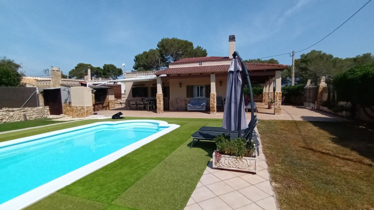 SAISON bis zu 4 Monate: Ebenerdiges Chalet mit Pool, AC; Pelett am S Amarrador - Santanyi -- CH 42 T