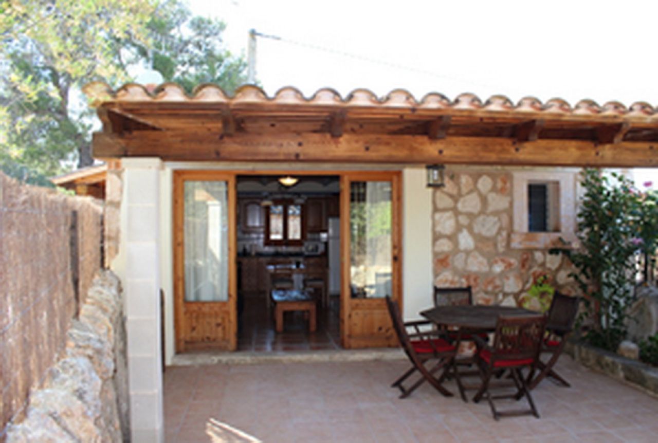 Temporada: Casita con piscina comunitaria y patio en una urbanización cerca de Campos --- C 01 WT