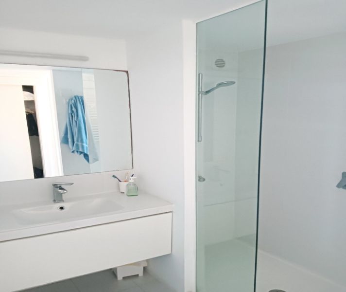 TEMPORADA: Dúplex - Apartamento en 1. Línea de la costa de Cala Murada -- AP 08 T