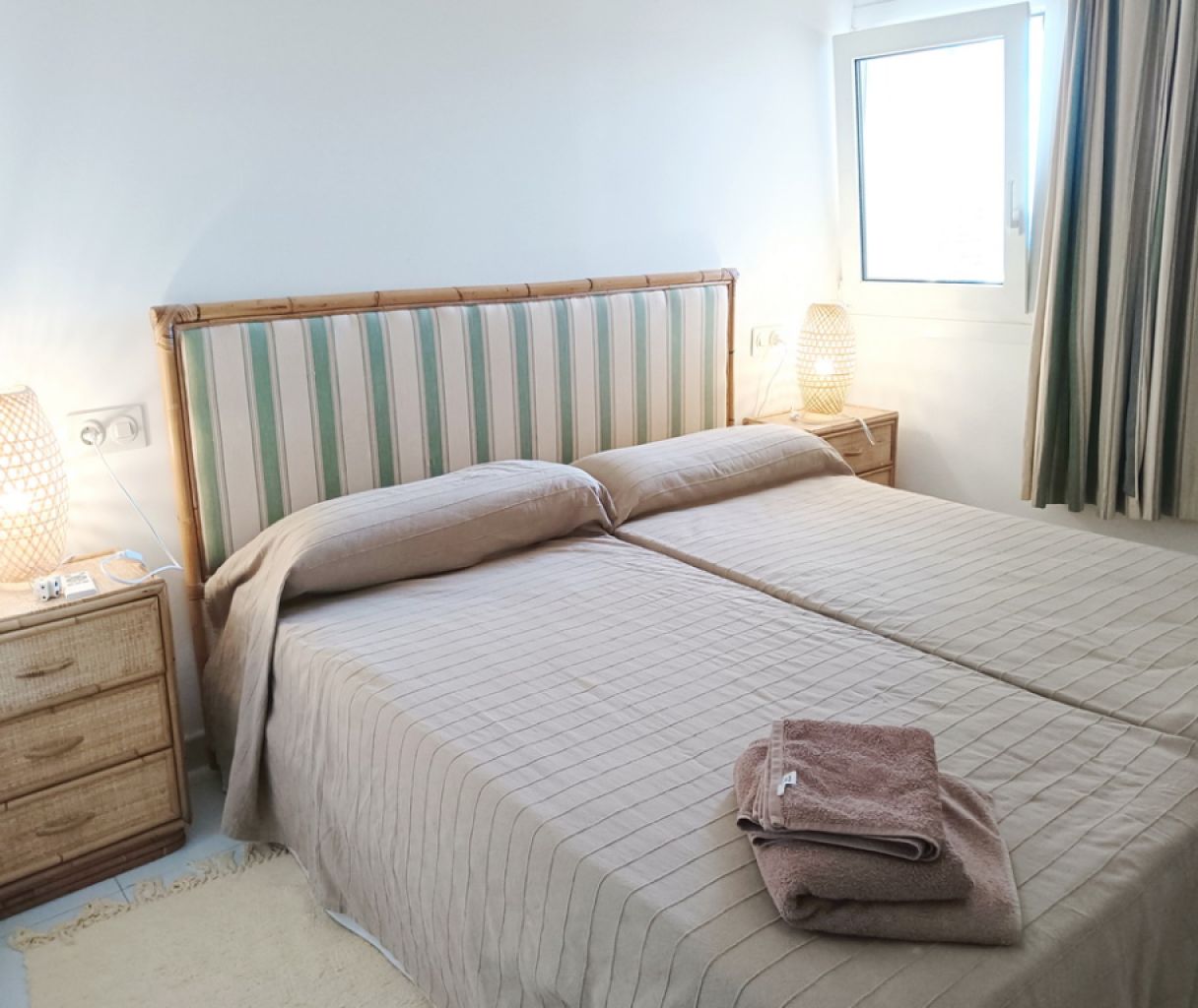 TEMPORADA: Dúplex - Apartamento en 1. Línea de la costa de Cala Murada -- AP 08 T