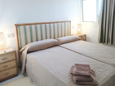 TEMPORADA: Dúplex - Apartamento en 1. Línea de la costa de Cala Murada -- AP 08 T