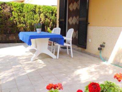 Saison: Ebenerdiges Chalet mit Garten in Sa Rapita-- CH 90 T