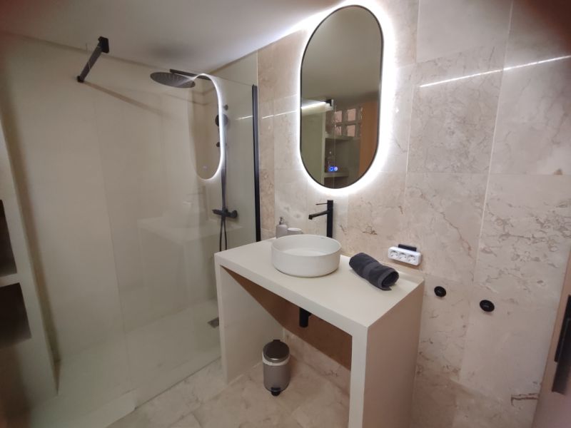 TEMPORADA: Moderno apartamento en planta baja de 2 niveles sin terraza en el centro de Felanitx -- AP 26 T