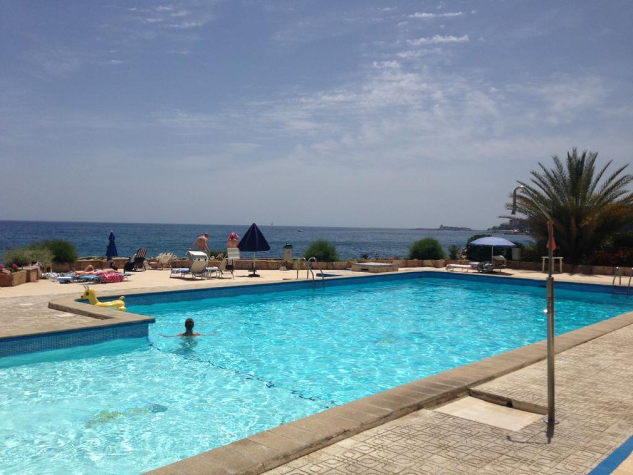 TEMPORADA: Lindo apartamento con piscina comunitaria en 1 línea de los acantilados de Cala Major - P