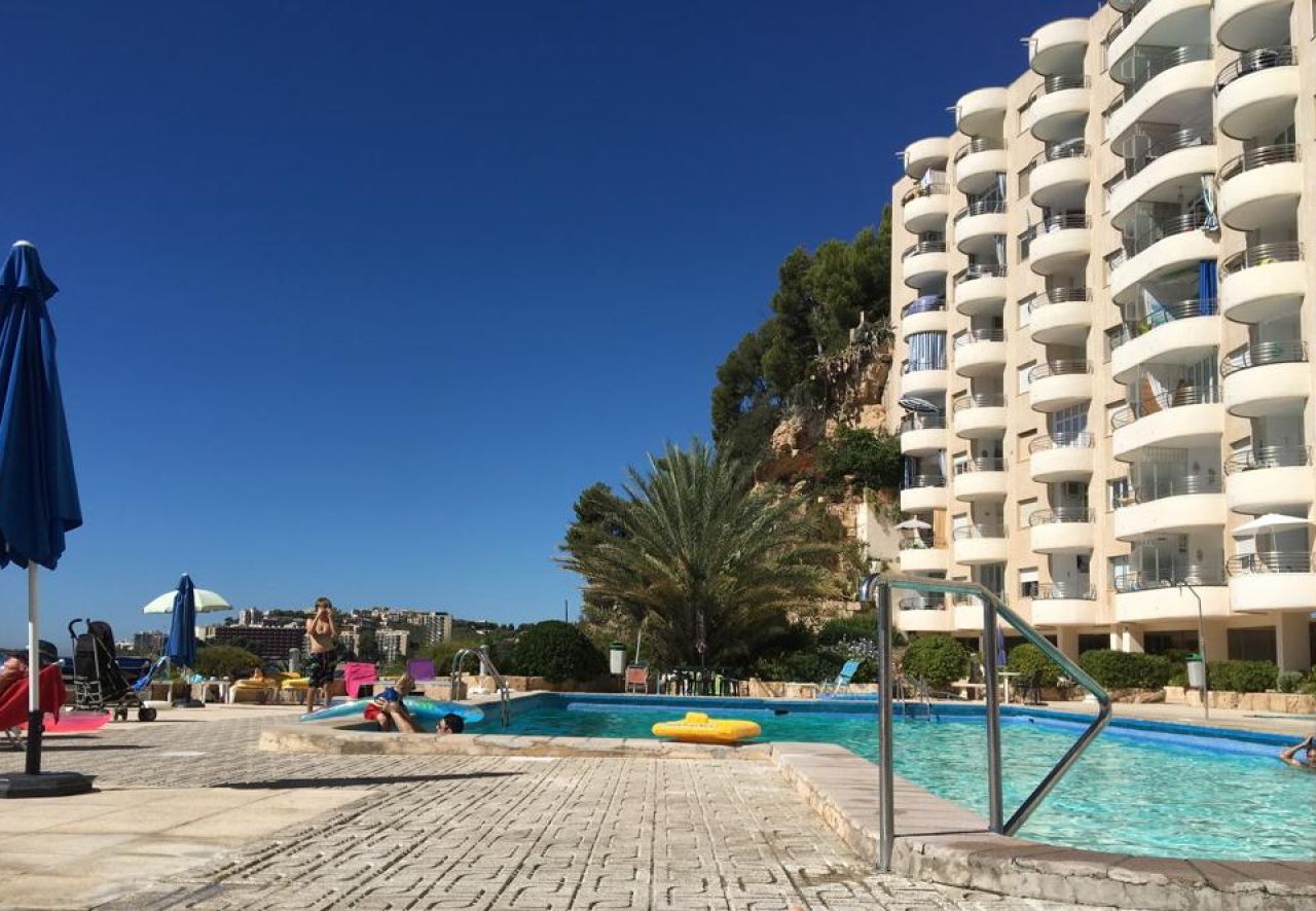 TEMPORADA: Lindo apartamento con piscina comunitaria en 1 línea de los acantilados de Cala Major - P