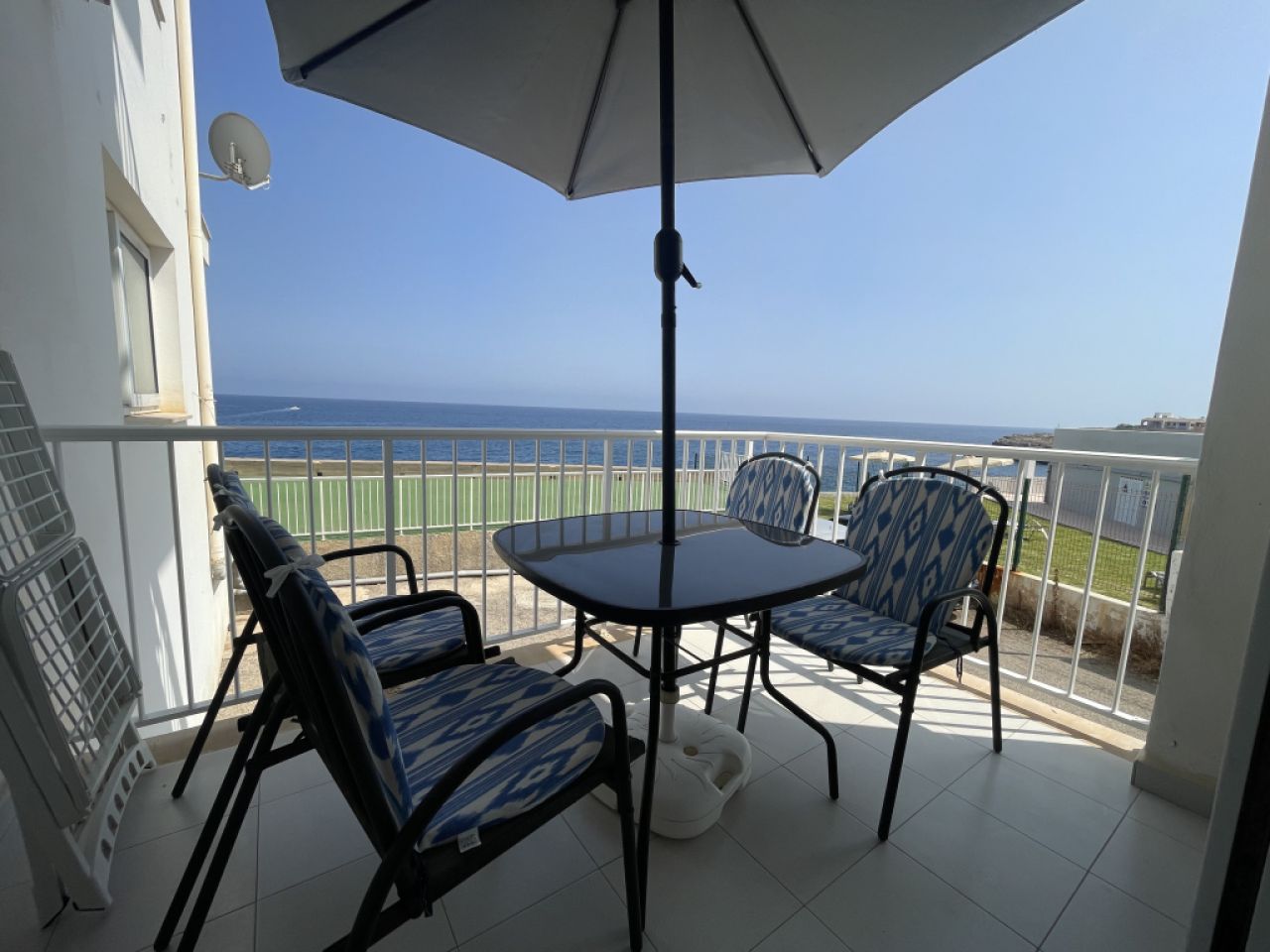 SAISON: Parterreapartment mit Pool und AC, Kamin in 1. Linie der Küste von Porto Colom -- AP 159 T