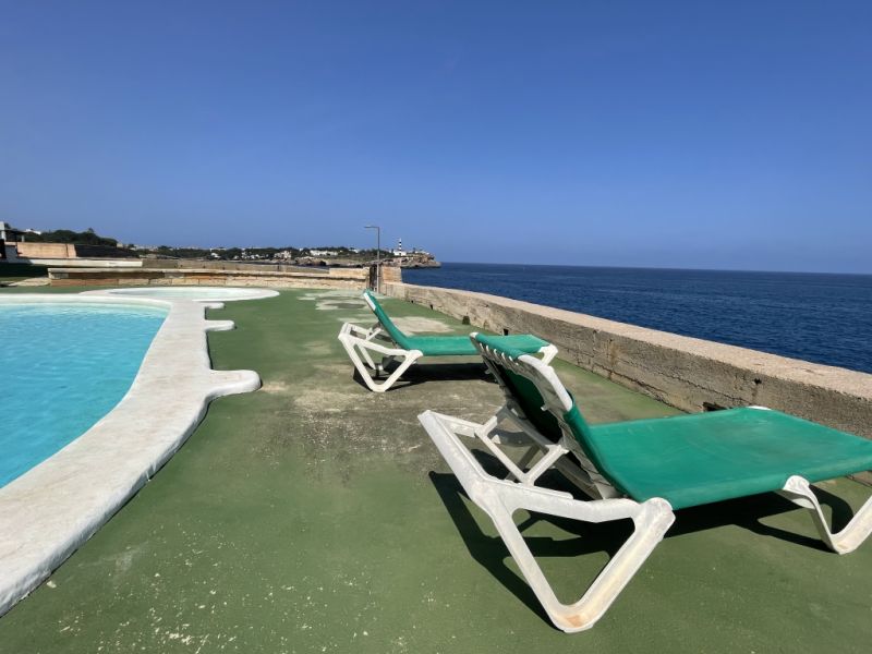 SAISON: Parterreapartment mit Pool und AC, Kamin in 1. Linie der Küste von Porto Colom -- AP 159 T