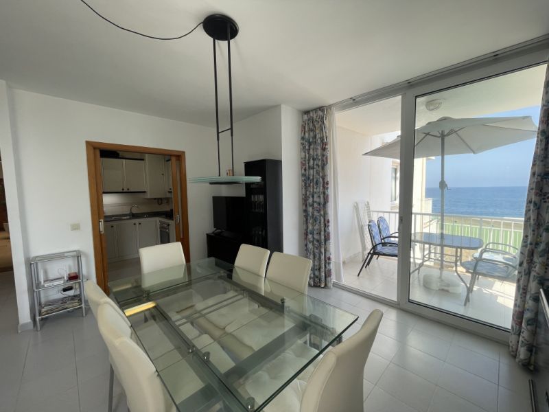 SAISON: Parterreapartment mit Pool und AC, Kamin in 1. Linie der Küste von Porto Colom -- AP 159 T