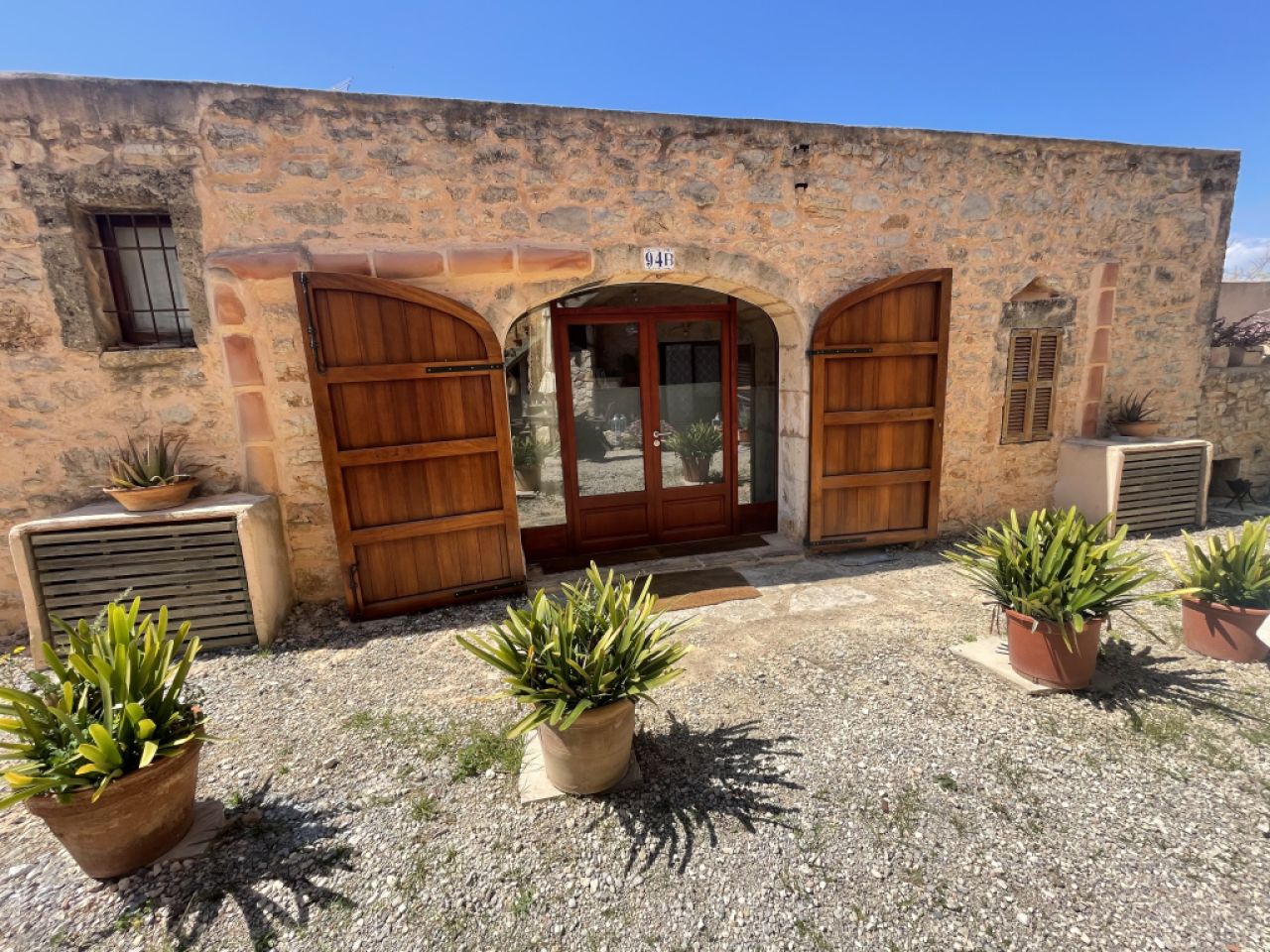 SAISON: Urige Casita mit vielen Terrassen, 2 Kaminen, AC in ruhiger Lage von Cas Concos-- C 13 T