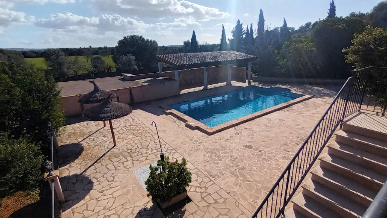 SEASON / WINTER: 4 country apartments with communal pool and AC in a settlement near Campos -- AP 23 T