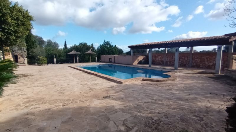 SEASON / WINTER: 4 country apartments with communal pool and AC in a settlement near Campos -- AP 23 T
