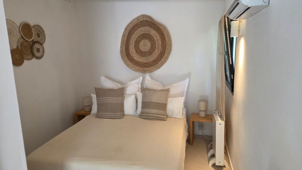 Saison/Winter: Ebenerdiges Chalet mit Garten, Kamin, AC in waldiger Lage von Cala LLombards-CH 12 WT