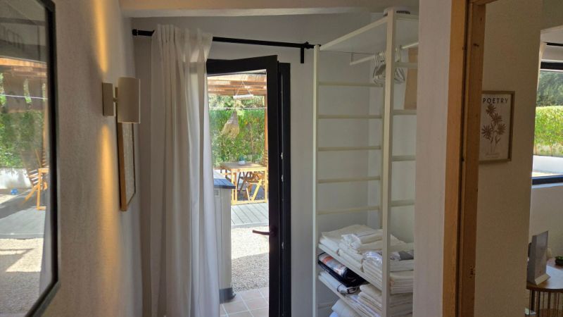 Saison/Winter: Ebenerdiges Chalet mit Garten, Kamin, AC in waldiger Lage von Cala LLombards-CH 12 WT