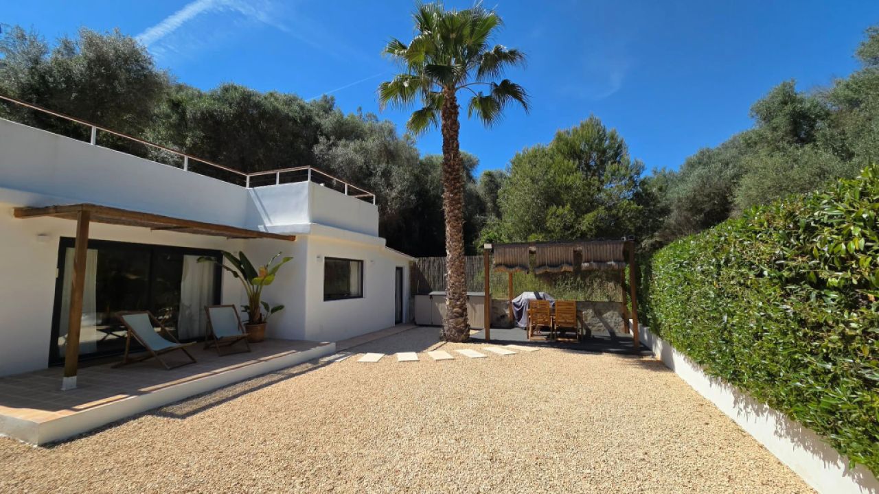 Saison/Winter: Ebenerdiges Chalet mit Garten, Kamin, AC in waldiger Lage von Cala LLombards-CH 12 WT