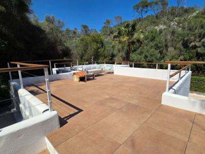 Saison/Winter: Ebenerdiges Chalet mit Garten, Kamin, AC in waldiger Lage von Cala LLombards-CH 12 WT