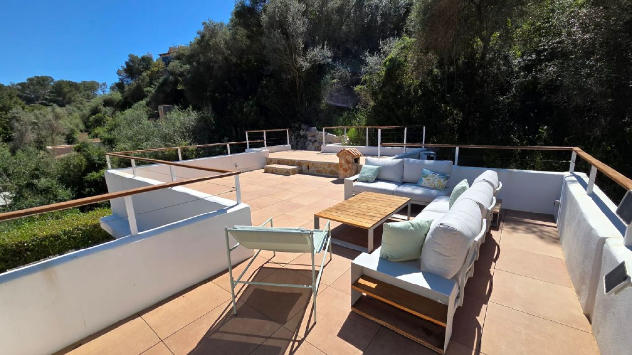 Saison/Winter: Ebenerdiges Chalet mit Garten, Kamin, AC in waldiger Lage von Cala LLombards-CH 12 WT