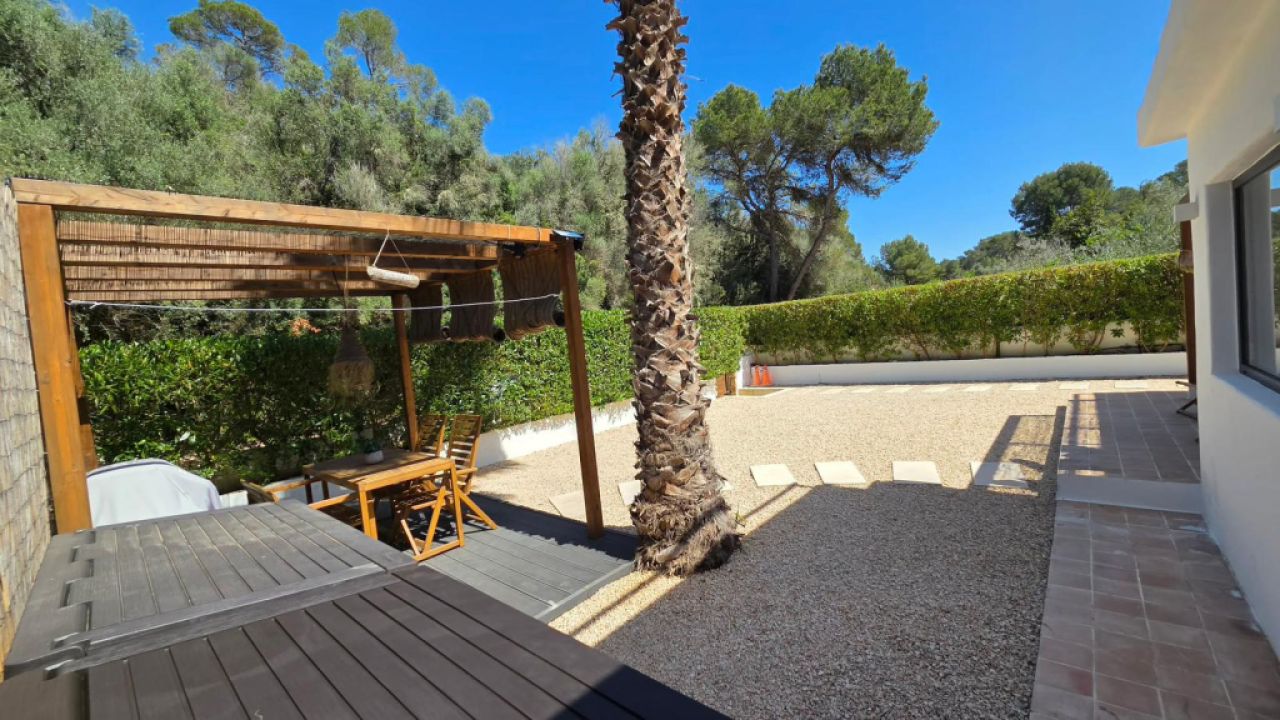 Saison/Winter: Ebenerdiges Chalet mit Garten, Kamin, AC in waldiger Lage von Cala LLombards-CH 12 WT