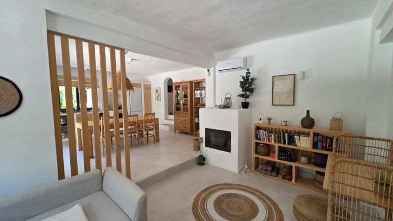 Saison/Winter: Ebenerdiges Chalet mit Garten, Kamin, AC in waldiger Lage von Cala LLombards-CH 12 WT