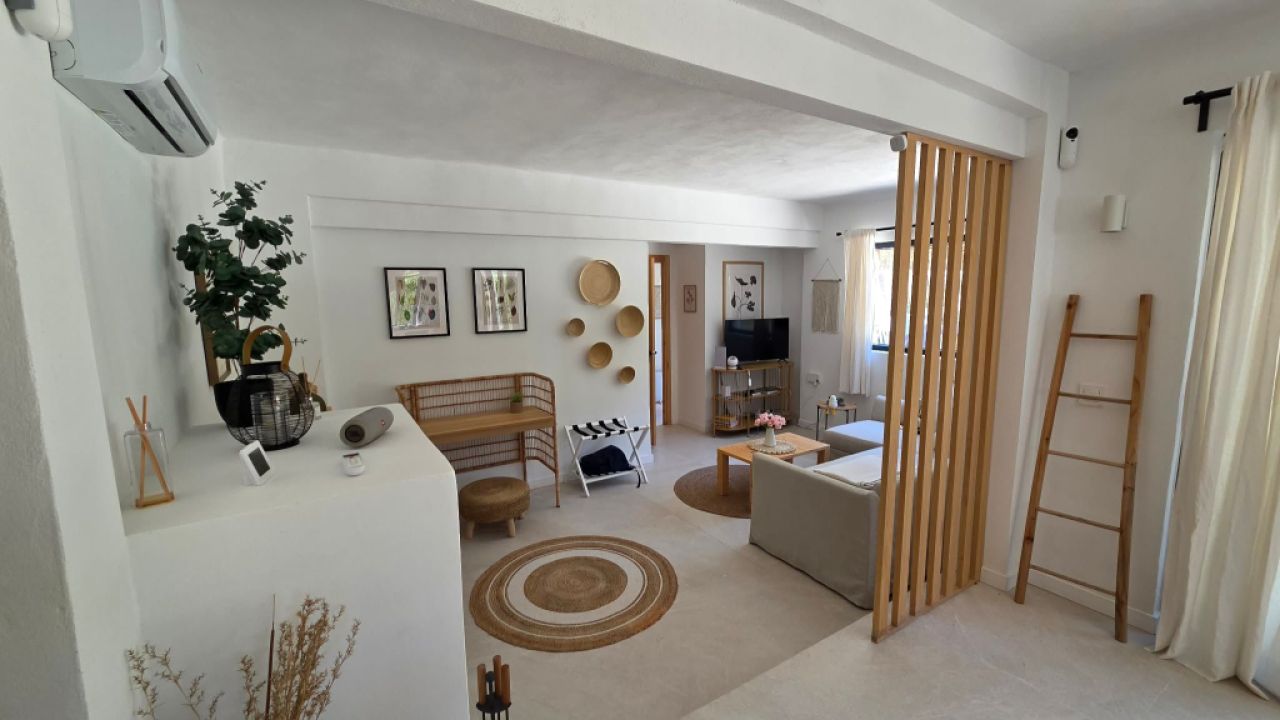 Saison/Winter: Ebenerdiges Chalet mit Garten, Kamin, AC in waldiger Lage von Cala LLombards-CH 12 WT