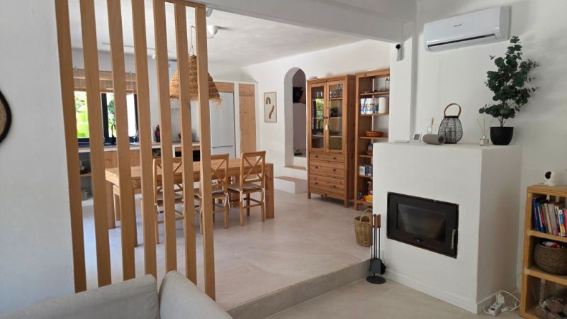 Saison/Winter: Ebenerdiges Chalet mit Garten, Kamin, AC in waldiger Lage von Cala LLombards-CH 12 WT