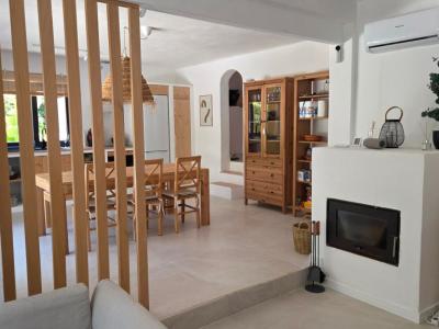 Saison/Winter: Ebenerdiges Chalet mit Garten, Kamin, AC in waldiger Lage von Cala LLombards-CH 12 WT