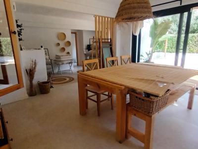 Saison/Winter: Ebenerdiges Chalet mit Garten, Kamin, AC in waldiger Lage von Cala LLombards-CH 12 WT