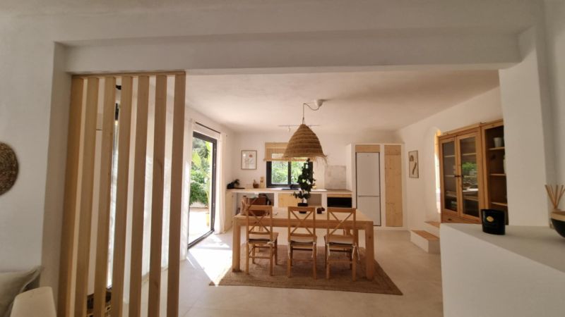 Saison/Winter: Ebenerdiges Chalet mit Garten, Kamin, AC in waldiger Lage von Cala LLombards-CH 12 WT