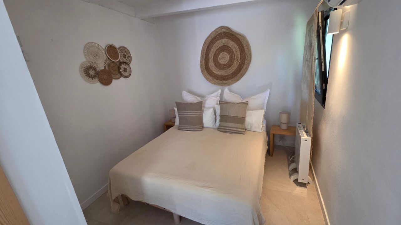 Saison/Winter: Ebenerdiges Chalet mit Garten, Kamin, AC in waldiger Lage von Cala LLombards-CH 12 WT