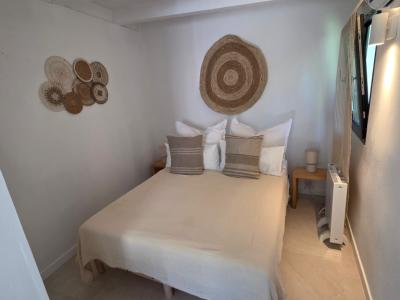 Saison/Winter: Ebenerdiges Chalet mit Garten, Kamin, AC in waldiger Lage von Cala LLombards-CH 12 WT