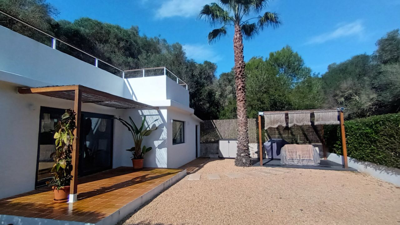 Temporada/Invierno: Chalet a nivel del suelo, moderno, en zona arbolada en la bahía de Cala Llombards - CH12