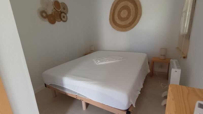 Saison/ Winter: Ebenerdiges, modernes Chalet in waldiger Zone an der  Bucht C LLombards-CH12