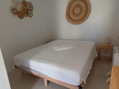 Saison/ Winter: Ebenerdiges, modernes Chalet in waldiger Zone an der  Bucht C LLombards-CH12