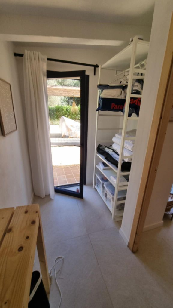 Saison/ Winter: Ebenerdiges, modernes Chalet in waldiger Zone an der  Bucht C LLombards-CH12