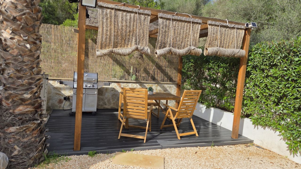 Saison/ Winter: Ebenerdiges, modernes Chalet in waldiger Zone an der  Bucht C LLombards-CH12